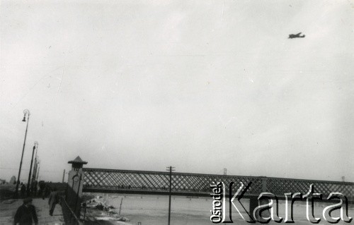 26.02.1940, Warszawa.
Most Kierbedzia na Wiśle.
Fot. F. Krabicka, zbiory Ośrodka KARTA, udostępniła Agata Bujnowska