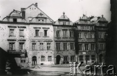 Kwiecień 1940, Warszawa.
Kamienice przy ulicy Kanonia (od lewej): 28 (róg Jezuicka), 26, 24, 22, 20.
Fot. F. Krabicka, zbiory Ośrodka KARTA, udostępniła Agata Bujnowska