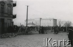 4.04.1940, Warszawa.
Ludzie przed budynkiem przy ul. Inflanckiej 6. Widok z ulicy Pokornej (?).
Fot. F. Krabicka, zbiory Ośrodka KARTA, udostępniła Agata Bujnowska