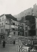 19.11.1939, Warszawa.
Ulica Bagno przy Świętokrzyskiej. Zburzona kamienica przy Świętokrzyskiej 43 róg Wielka 28, w głębi wysoka kamienica przy ul. Wielkiej 26.
Fot. F. Krabicka, zbiory Ośrodka KARTA, udostępniła Agata Bujnowska