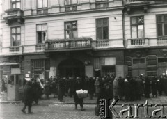 19.11.1939, Warszawa. 
Handel na ulicy Leszno. Ludzie przed kamienicą Leszno 42.
Fot. F. Krabicka, zbiory Ośrodka KARTA, udostępniła Agata Bujnowska