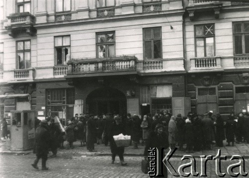 19.11.1939, Warszawa. 
Handel na ulicy Leszno. Ludzie przed kamienicą Leszno 42.
Fot. F. Krabicka, zbiory Ośrodka KARTA, udostępniła Agata Bujnowska