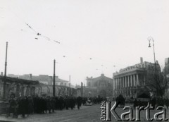 19.11.1939, Warszawa, Polska.
Zniszczone targowisko Wielopole (Gościnny Dwór), Hala Mirowska (w środku) i Pałac Lubomirskich przy pl. Żelaznej Bramy 10 róg Ptasia 3 (po prawej).
Fot. F. Krabicka, zbiory Ośrodka KARTA, udostępniła Agata Bujnowska