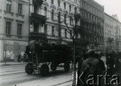 19.11.1939, Warszawa, Polska.
Omnibus na ul. Marszałkowskiej. W głębi kamienice przy ul. Marszałkowska 123, 125, 127, 129.
Fot. F. Krabicka, zbiory Ośrodka KARTA, udostępniła Agata Bujnowska