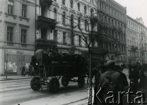 19.11.1939, Warszawa, Polska.
Omnibus na ul. Marszałkowskiej. W głębi kamienice przy ul. Marszałkowska 123, 125, 127, 129.
Fot. F. Krabicka, zbiory Ośrodka KARTA, udostępniła Agata Bujnowska