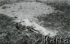 Kwiecień 1940, Warszawa.
Zwłoki polskiego żołnierza. 
Fot. F. Krabicka, zbiory Ośrodka KARTA, udostępniła Agata Bujnowska
