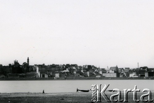 Kwiecień 1940, Warszawa.
Prawy brzeg Wisły, w pobliżu mostu Kierbedzia. W głębi widać Stare Miasto.
Fot. F. Krabicka, zbiory Ośrodka KARTA, udostępniła Agata Bujnowska