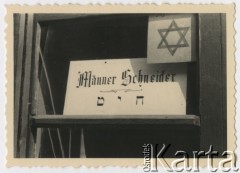1-2.07.1940, Warszawa.
Witryna sklepu należącego do Żyda.
Fot. F. Krabicka, zbiory Ośrodka KARTA, udostępniła Agata Bujnowska
