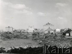 19.04.1940, Garwolin.
Zabudowania zniszczone działaniami wojennymi. W głębi widać kościół pw. Przemienienia Pańskiego z uszkodzonymi wieżami.
Fot. F. Krabicka, zbiory Ośrodka KARTA, udostępniła Agata Bujnowska