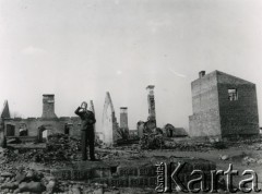 19.04.1940, Garwolin.
Mężczyzna wśród zabudowań zniszczonych działaniami wojennymi. 
Fot. F. Krabicka, zbiory Ośrodka KARTA, udostępniła Agata Bujnowska