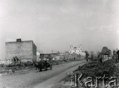 19.04.1940, Garwolin.
Zabudowania zniszczone działaniami wojennymi. W głębi widać kościół pw. Przemienienia Pańskiego z uszkodzonymi wieżami.
Fot. F. Krabicka, zbiory Ośrodka KARTA, udostępniła Agata Bujnowska