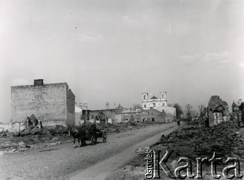 19.04.1940, Garwolin.
Zabudowania zniszczone działaniami wojennymi. W głębi widać kościół pw. Przemienienia Pańskiego z uszkodzonymi wieżami.
Fot. F. Krabicka, zbiory Ośrodka KARTA, udostępniła Agata Bujnowska