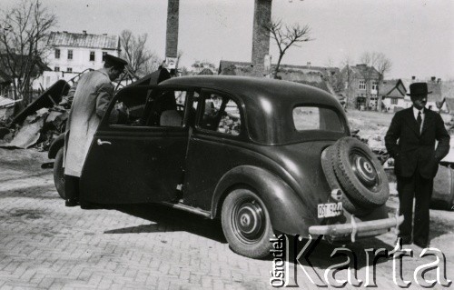 19.04.1940, Ryki.
Samochód i jego pasażerowie w okupowanym miasteczku.
Fot. F. Krabicka, zbiory Ośrodka KARTA, udostępniła Agata Bujnowska