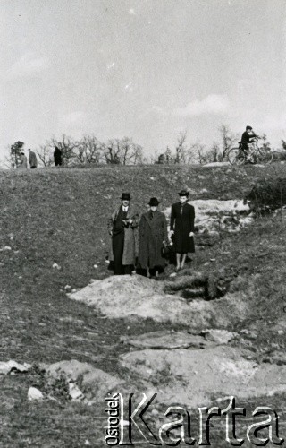 21.04.1940, Bielany, Warszawa. 
Spacer po fortyfikacjach.
Fot. F. Krabicka, zbiory Ośrodka KARTA, udostępniła Agata Bujnowska