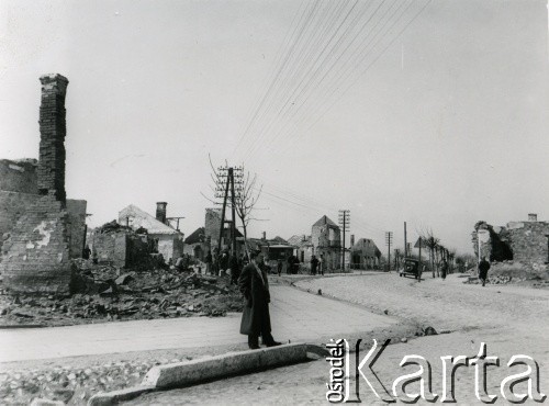 19.04.1940, Kurów. 
Zniszczone bombardowaniami miasto.
Fot. F. Krabicka, zbiory Ośrodka KARTA, udostępniła Agata Bujnowska