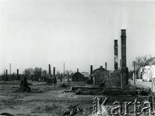 19.04.1940, Markuszów. 
Miasteczko zniszczone bombardowaniami.
Fot. F. Krabicka, zbiory Ośrodka KARTA, udostępniła Agata Bujnowska
