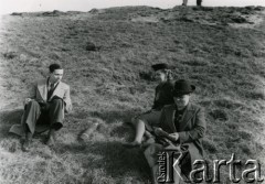21.04.1940, Bielany, Warszawa. 
Grupa ludzi siedzi przy łusce pocisku.
Fot. F. Krabicka, zbiory Ośrodka KARTA, udostępniła Agata Bujnowska
