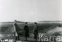 21.04.1940, Bielany, Warszawa. 
Spacer na Bielanach.
Fot. F. Krabicka, zbiory Ośrodka KARTA, udostępniła Agata Bujnowska