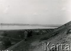 21.04.1940, Bielany, Warszawa. 
Spacer na Bielanach.
Fot. F. Krabicka, zbiory Ośrodka KARTA, udostępniła Agata Bujnowska