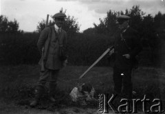 1910-1912, Strajgi, gm. Święto-Jeziory, pow. Sejny, gub. Suwałki, Królestwo Polskie, Rosja.
Władysław Zaleski (z lewej) i Józef Sokołowski po polowaniu.
Fot. NN, zbiory Ośrodka KARTA, udostępniła Barbara Krzystek