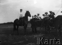 1910-1912, Strajgi, gm. Święto-Jeziory, pow. Sejny, gub. Suwałki, Królestwo Polskie, Rosja.
Chłopiec na koniu i grupa osób na wozie, wśród nich Zofia Jastrzębska (5. z lewej, w głębi).
Fot. NN, zbiory Ośrodka KARTA, udostępniła Barbara Krzystek