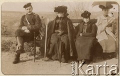 1904, Wilno, Rosja.
Zamkowa Góra, na ławce siedzą (od lewej): Szczęsny, Maria Jastrzębska, Zofia Jastrzębska i Zofia. 
Fot. Stanisław Sokołowski, zbiory Ośrodka KARTA, udostępniła Barbara Krzystek