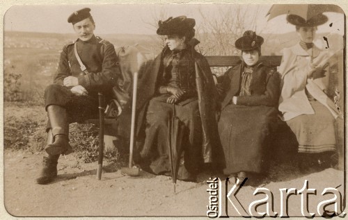 1904, Wilno, Rosja.
Zamkowa Góra, na ławce siedzą (od lewej): Szczęsny, Maria Jastrzębska, Zofia Jastrzębska i Zofia. 
Fot. Stanisław Sokołowski, zbiory Ośrodka KARTA, udostępniła Barbara Krzystek