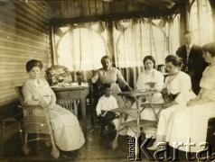 1910-1912, Strajgi, gm. Święto-Jeziory, pow. Sejny, gub. Suwałki, Królestwo Polskie, Rosja.
Majątek ziemski, grupa osób w pomieszczeniu, 1. z lewej siedzi Zofia Sokołowska, 4. z prawej Zofia Jastrzębska.
Fot. NN, zbiory Ośrodka KARTA, udostępniła Barbara Krzystek