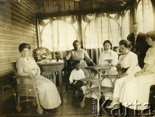 1910-1912, Strajgi, gm. Święto-Jeziory, pow. Sejny, gub. Suwałki, Królestwo Polskie, Rosja.
Majątek ziemski, grupa osób w pomieszczeniu, 1. z lewej siedzi Zofia Sokołowska, 4. z prawej Zofia Jastrzębska.
Fot. NN, zbiory Ośrodka KARTA, udostępniła Barbara Krzystek