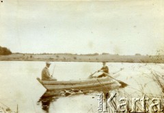 1910-1912, Strajgi, gm. Święto-Jeziory, pow. Sejny, gub. Suwałki, Królestwo Polskie, Rosja.
Mężczyźni w łódce na jeziorze.
Fot. NN, zbiory Ośrodka KARTA, udostępniła Barbara Krzystek