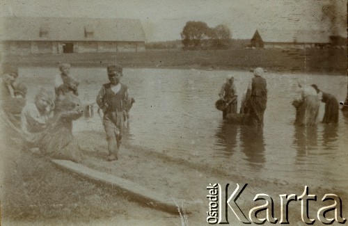 1910-1912, Strajgi, gm. Święto-Jeziory, pow. Sejny, gub. Suwałki, Królestwo Polskie, Rosja.
Majątek ziemski, grupa osób nad stawem, kobiety robią pranie.
Fot. NN, zbiory Ośrodka KARTA, udostępniła Barbara Krzystek