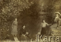 1910, Bystrampol, pow. Poniewież, gub. Kowno, Rosja.
Nad wodą.
Fot. NN, zbiory Ośrodka KARTA, udostępniła Barbara Krzystek