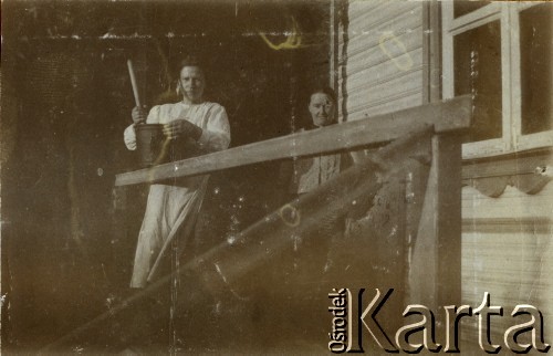 1910-1912, Strajgi, gm. Święto-Jeziory, pow. Sejny, gub. Suwałki, Królestwo Polskie, Rosja.
Majątek ziemski, kobiety przed domem.
Fot. NN, zbiory Ośrodka KARTA, udostępniła Barbara Krzystek
