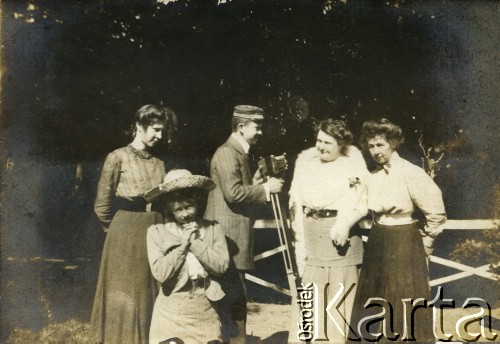 1910, Bystrampol, pow. Poniewież, gub. Kowno, Rosja.
Kobiety w towarzystwie studenta z aparatem fotograficznym.
Fot. NN, zbiory Ośrodka KARTA, udostępniła Barbara Krzystek