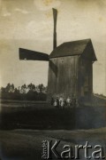1909, Turek, Królestwo Polskie.
Grupa osób przy młynie.
Fot. NN, zbiory Ośrodka KARTA, udostępniła Barbara Krzystek