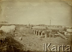 1916, Nowy Dwór, Polska.
I wojna światowa, w głębi żołnierze armii rosyjskiej.
Fot. NN, zbiory Ośrodka KARTA, udostępniła Barbara Krzystek