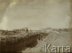 1916, Nowy Dwór, Polska.
I wojna światowa, żołnierze armii rosyjskiej przy wykopie.
Fot. NN, zbiory Ośrodka KARTA, udostępniła Barbara Krzystek