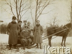 1916, Nowy Dwór, Polska.
I wojna światowa, na saniach siedzi Władysław Zaleski.
Fot. NN, zbiory Ośrodka KARTA, udostępniła Barbara Krzystek