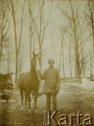 1916, Nowy Dwór, Polska.
I wojna światowa, mężczyzna z koniem.
Fot. NN, zbiory Ośrodka KARTA, udostępniła Barbara Krzystek