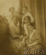 1919-1920, Kraków, Polska.
Krakowskie Towarzystwo Ubezpieczeń, pracownice (?) w towarzystwie żołnierza.
Fot. NN, zbiory Ośrodka KARTA, udostępniła Barbara Krzystek
