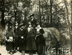 1919-1920, Kraków, Polska.
Krakowskie Towarzystwo Ubezpieczeń, pracownice (?).
Fot. NN, zbiory Ośrodka KARTA, udostępniła Barbara Krzystek