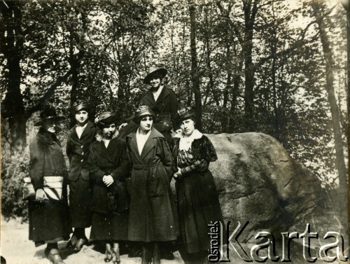 1919-1920, Kraków, Polska.
Krakowskie Towarzystwo Ubezpieczeń, pracownice (?).
Fot. NN, zbiory Ośrodka KARTA, udostępniła Barbara Krzystek