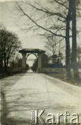 1919, Skierniewice, Polska
Wjazd na teren zabudowany.
Fot. NN, zbiory Ośrodka KARTA, udostępniła Barbara Krzystek
