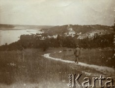 1921, Kazimierz Dolny, Polska.
Mężczyzna idocą polną drogą, widoczna panorama miejscowości oraz Wisła.
Fot. NN, zbiory Ośrodka KARTA, udostępniła Barbara Krzystek