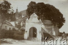 1921, Kazimierz Dolny, Polska.
Klasztor oo. Franciszkanów Reformatorów. 
Fot. NN, zbiory Ośrodka KARTA, udostępniła Barbara Krzystek