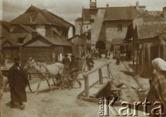 1921, Kazimierz Dolny, Polska.
Mieszkańcy na ulicy.
Fot. NN, zbiory Ośrodka KARTA, udostępniła Barbara Krzystek