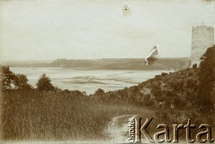 1921, Kazimierz Dolny, Polska.
Widoczna Wisła, z prawej baszta zamkowa.
Fot. NN, zbiory Ośrodka KARTA, udostępniła Barbara Krzystek