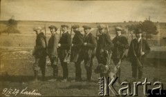9.10.1927, Karlin koło Zawiercia, woj. kieleckie, Polska.
Członkowie Towarzystwa Myśliwskiego 
