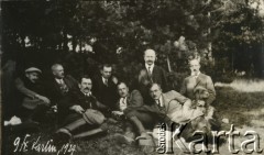 9.10.1927, Karlin koło Zawiercia, woj. kieleckie, Polska.
Członkowie Towarzystwa Myśliwskiego 