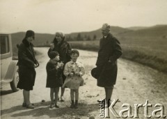 1929, Maków, Polska.
Przy samochodzie, 1. z prawej stoi Władysław Zaleski.
Fot. NN, zbiory Ośrodka KARTA, udostępniła Barbara Krzystek